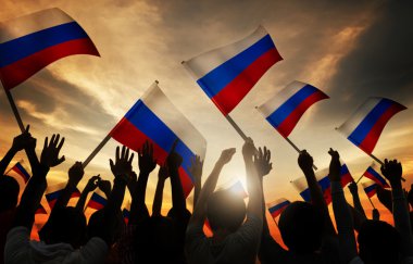 Rusya'nın bayrak tutan insanlar