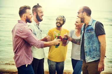 arkadaşlar Kumsal Partisi dışarı asılı