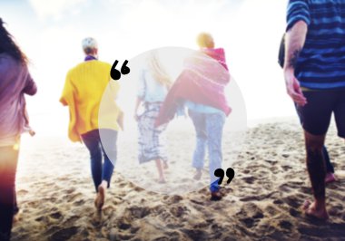 mutlu arkadaş sahilde