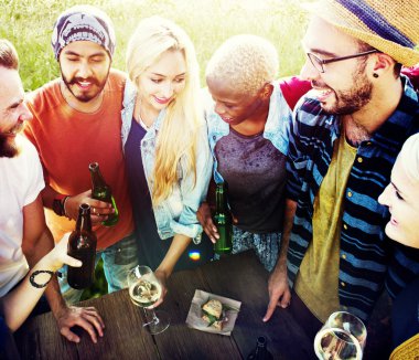 Dışarı asılı açık havada partide arkadaşlar