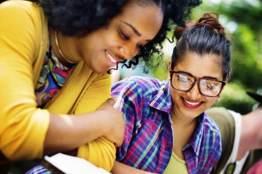 sınıfta okuyan üniversite öğrencileri