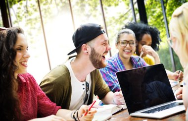 Üniversite öğrencileri toplantıda beyin fırtınası
