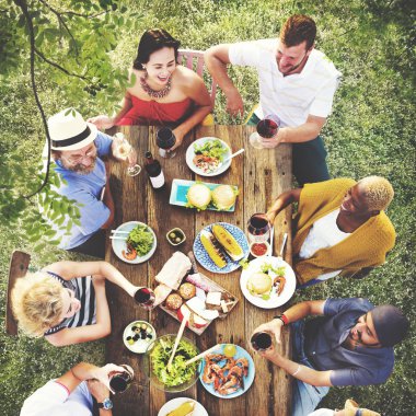 Açık havada yemek dost insanları