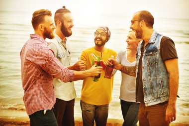 arkadaşlar Kumsal Partisi dışarı asılı