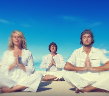 İnsanlar Yoga meditasyon plaj kavramı, iş