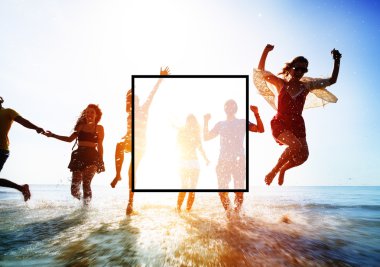 Mutlu arkadaşlar sahilde eğleniyor.