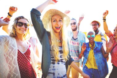 neşeli arkadaşlar Kumsal Partisi dışarı asılı