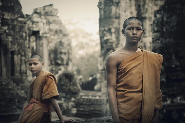 Contemplando monges, Camboja — Fotografia de Stock