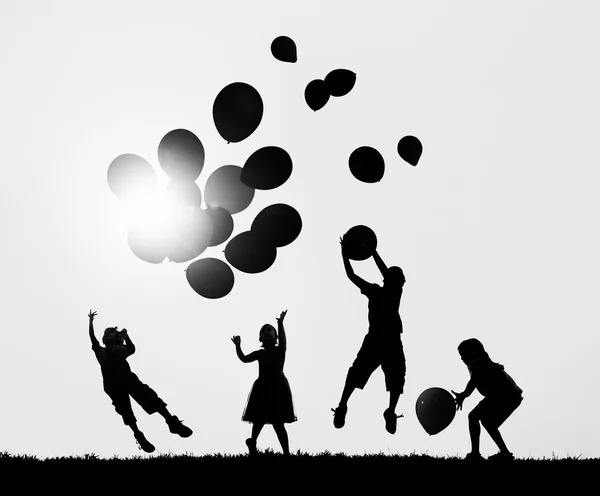 玩气球的孩子 — 图库照片