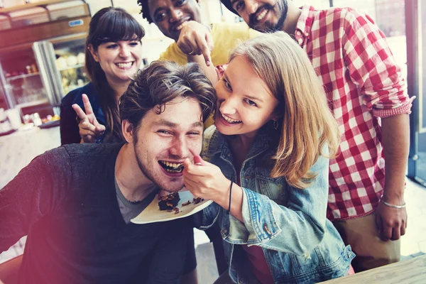 Vrouw voedt haar vriend — Stockfoto