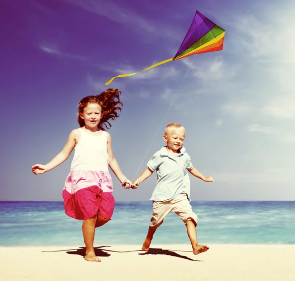 Kinder spielen mit Drachenkonzept — Stockfoto