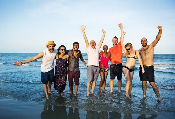 Přátelé na letní pláž dovolená — Stock fotografie