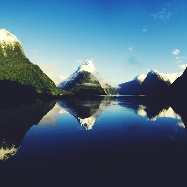 Beautiful mountains with lake — Stock Photo, Image