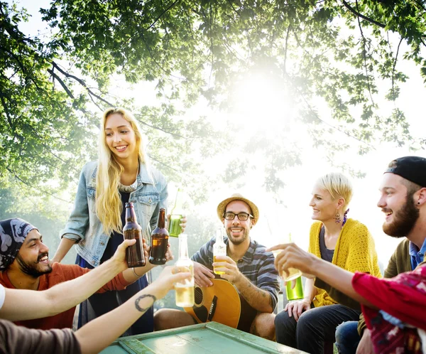 Vrienden opknoping uit bij Outdoors partij — Stockfoto