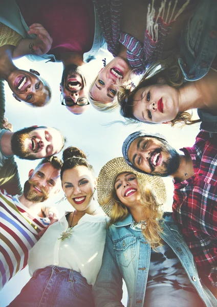 Diverse Menschen im Kreis drängen sich auf — Stockfoto