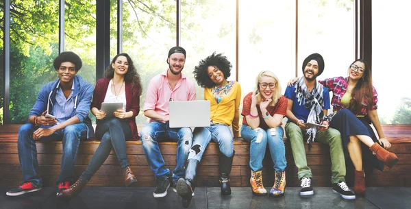 Glada studenter i college park — Stockfoto