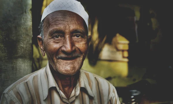 Índio sênior homem sorrindo — Fotografia de Stock