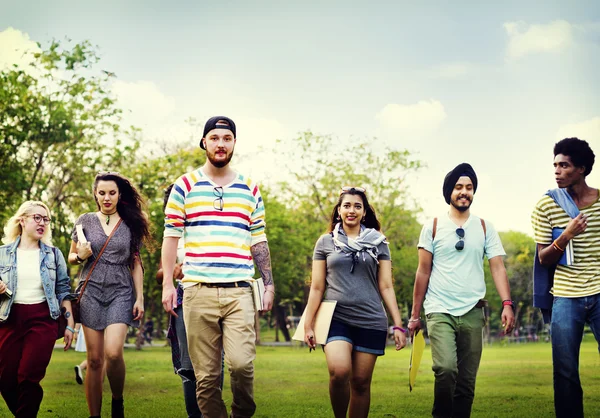 Vrolijke studenten in college park — Stockfoto