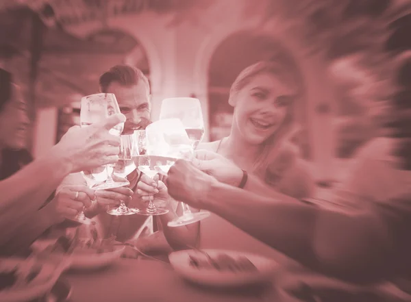 Vänner druckit på fest — Stockfoto