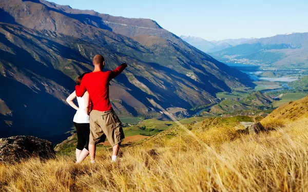 Paret tittar på berg — Stockfoto