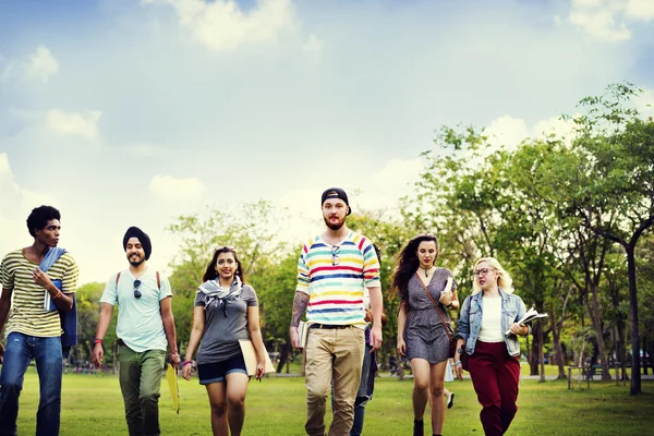 Vrolijke studenten in college park — Stockfoto