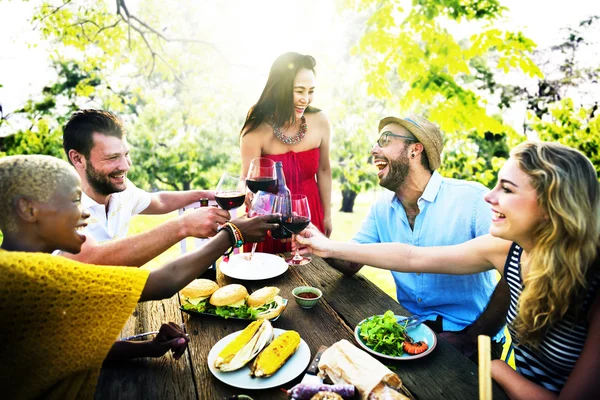 Vrienden opknoping uit bij Outdoors partij — Stockfoto