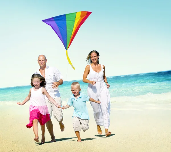 Familie am Strand, Sommerkonzept — Stockfoto