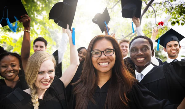 Estudiantes de diversidad celebran el concepto de graduación — Foto de Stock