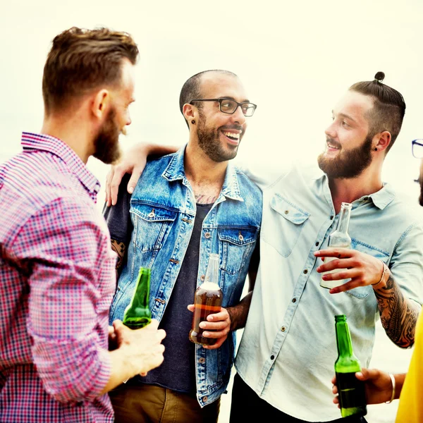 Vänner umgås på beach party — Stockfoto