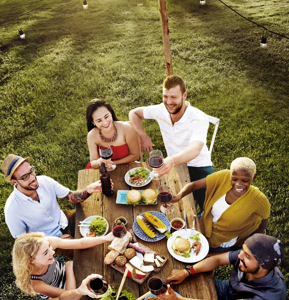 Déjeuner de personnes diverses au jardin — Photo