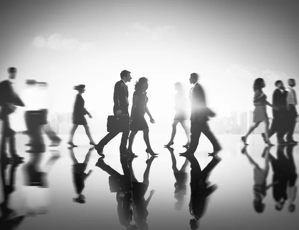 Gente de negocios caminando en peatonal — Foto de Stock