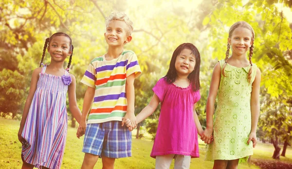 Diversidad de Amigos Concepto de Niños en el Parque —  Fotos de Stock