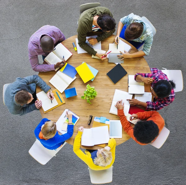 Pessoas Diversas e Estudando Conceito — Fotografia de Stock