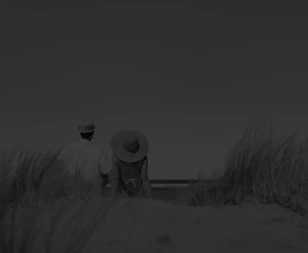 Casal sentado confortável no conceito de praia — Fotografia de Stock