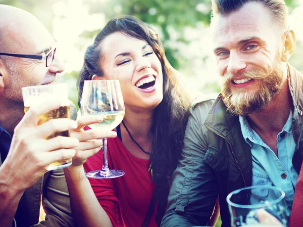 Amigos concepto de enfriamiento al aire libre — Foto de Stock