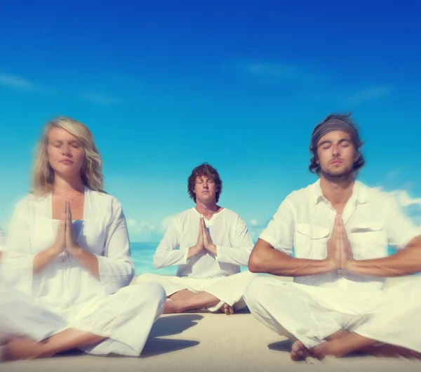 Pessoas fazendo meditação de ioga no conceito de praia — Fotografia de Stock