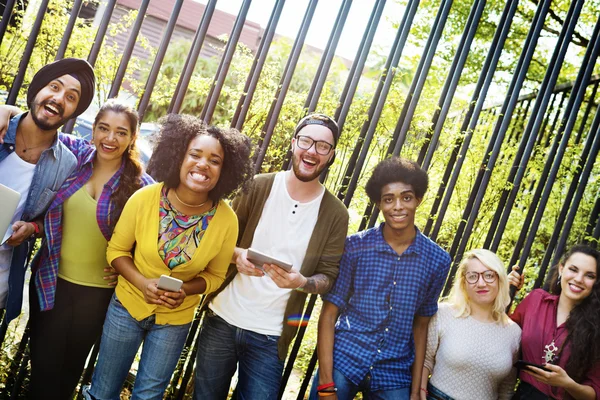 Vrienden permanent samen en kijken naar de camera — Stockfoto