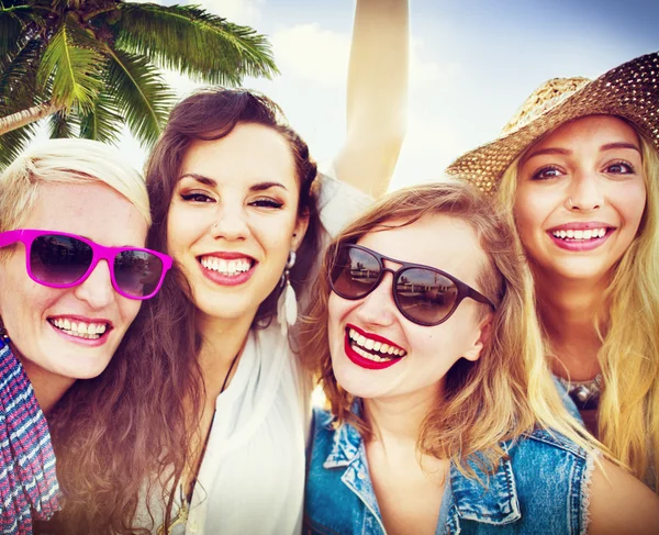 Freundinnen beim Party-Sommerkonzept — Stockfoto