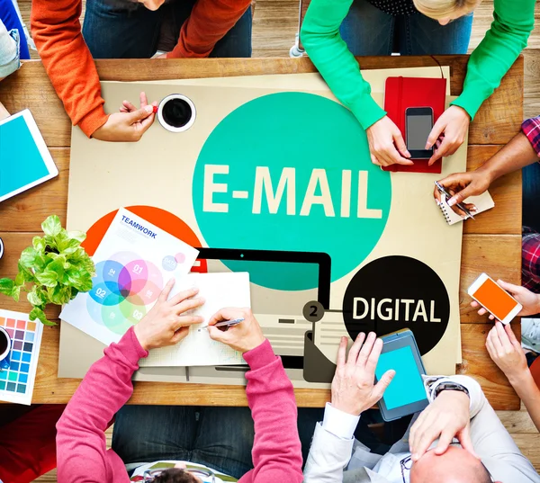 Gente Diversa y Concepto de E-mail — Foto de Stock