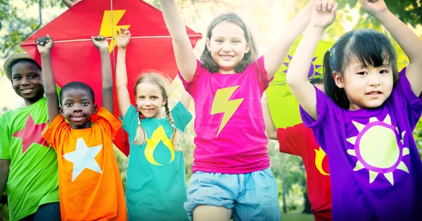 Kinder spielen Drachen — Stockfoto