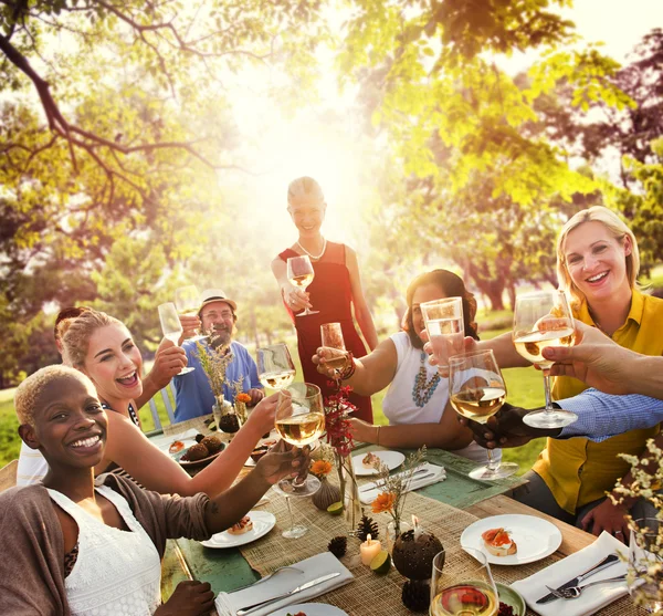 Diverses personnes à la fête ensemble — Photo