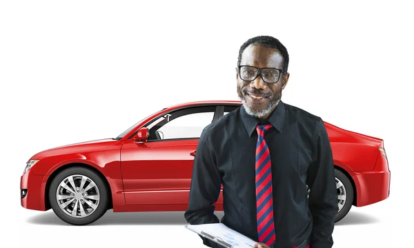 Hombre de pie con coche detrás de él —  Fotos de Stock