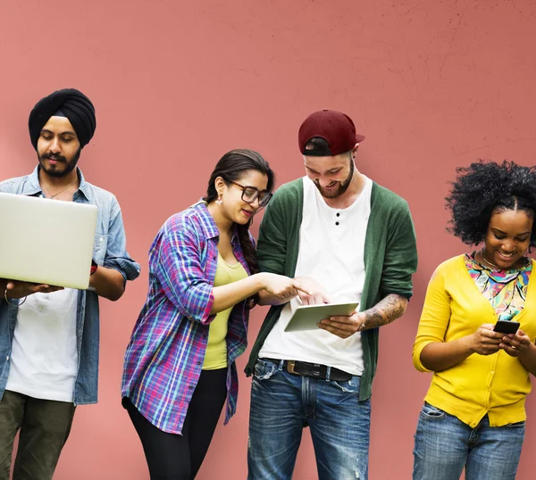 Studenten nutzen drahtlose Geräte — Stockfoto