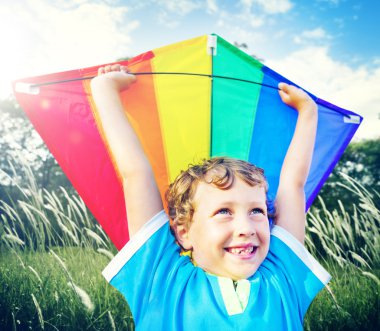 Küçük çocuk iskambil uçurtma