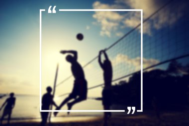 Plaj voleybolu oynayanlar