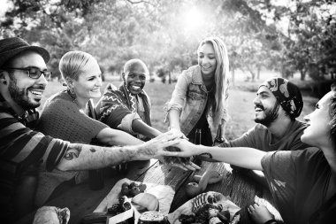 Dışarı asılı açık havada partide arkadaşlar