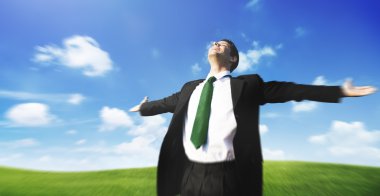 Kollarını açmış iş adamı.