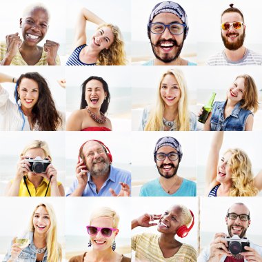 çeşitli mutlu gençler kumsalda