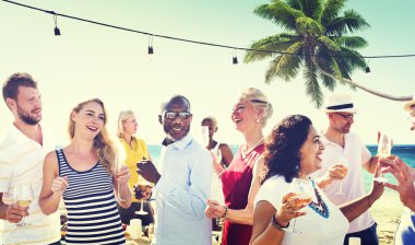 Farklı insanlar arkadaş dışarı asılı