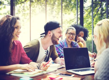 Üniversite öğrencileri toplantıda beyin fırtınası